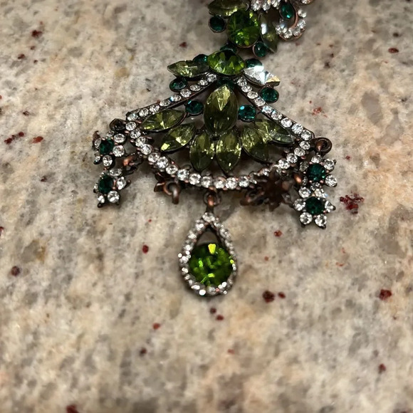 Woman's gorgeous sparkly crystal earring. It's only women earring. Faux crystals - Picture 10 of 10